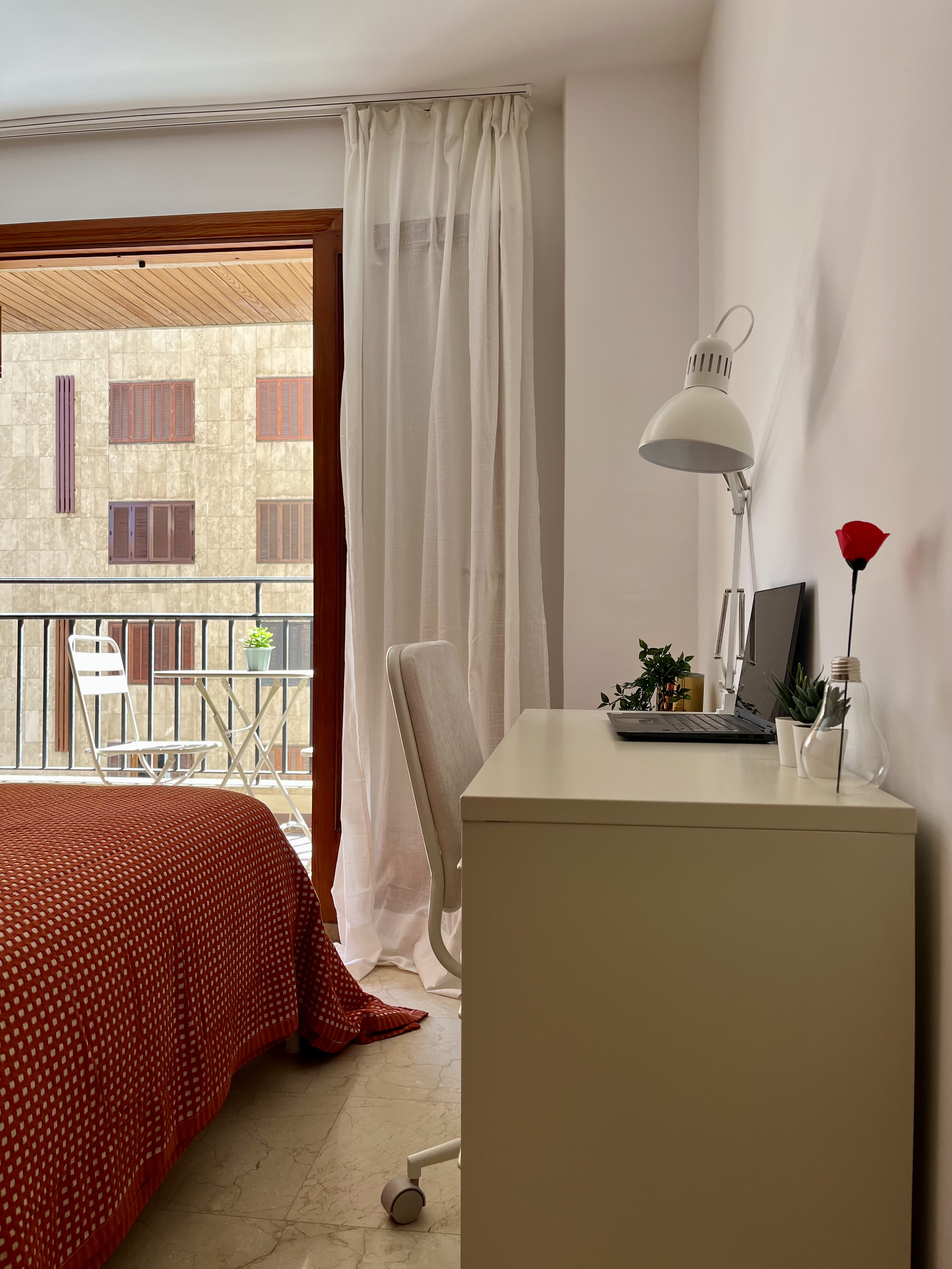 Eixida — Bright double room with private terrace at Laberint Coliving Palma